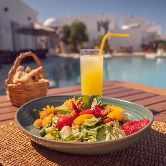 Salade au bord de la piscine des jardins de Toumana